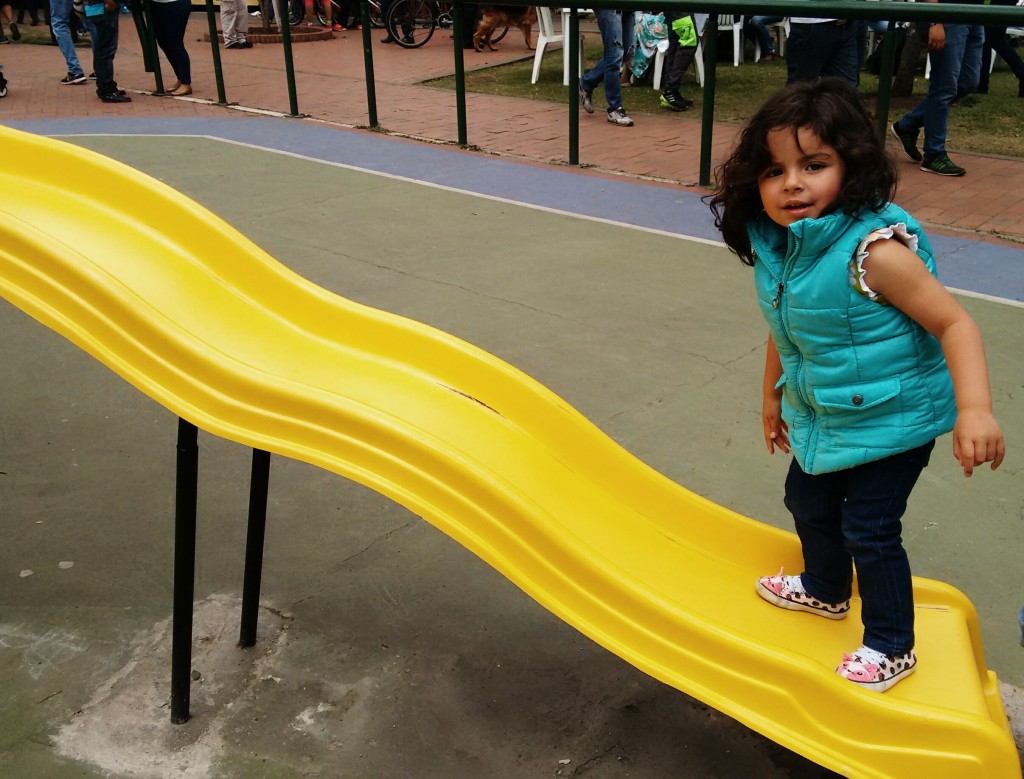 Martina subiendo tobogán 1