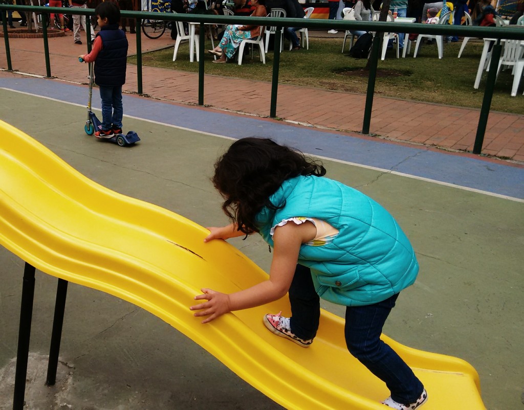 Martina subiendo tobogán