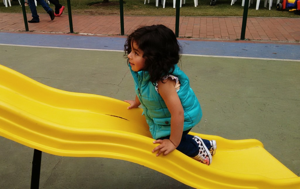 Martina subiendo tobogán 3